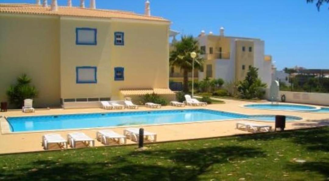 Flamingos Apartment with 2 swimming pool com check in e check out ao domingo em julho e agosto view 3
