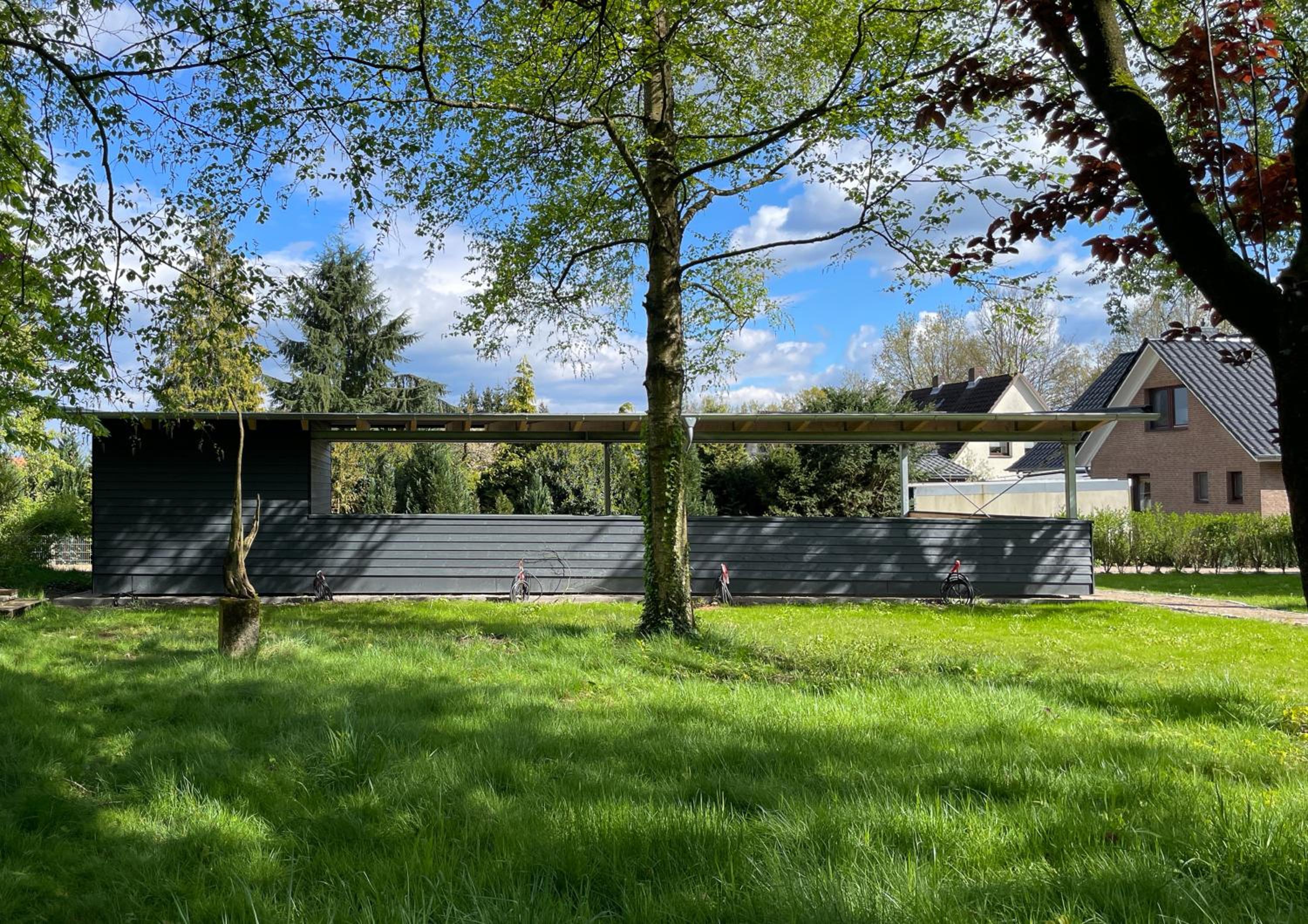 Traumhafte Ferienwohnung am Park, großer Balkon, voll ausgestattete Küche, Schreibtisch, WiFi, Smart TV, Carport, Wallbox, Fahrräder