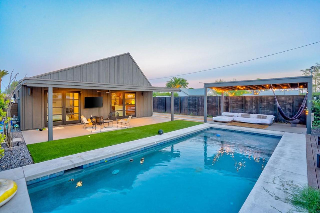 Luxurious Modern Home with King Bed and Heated Pool in Phoenix view 3