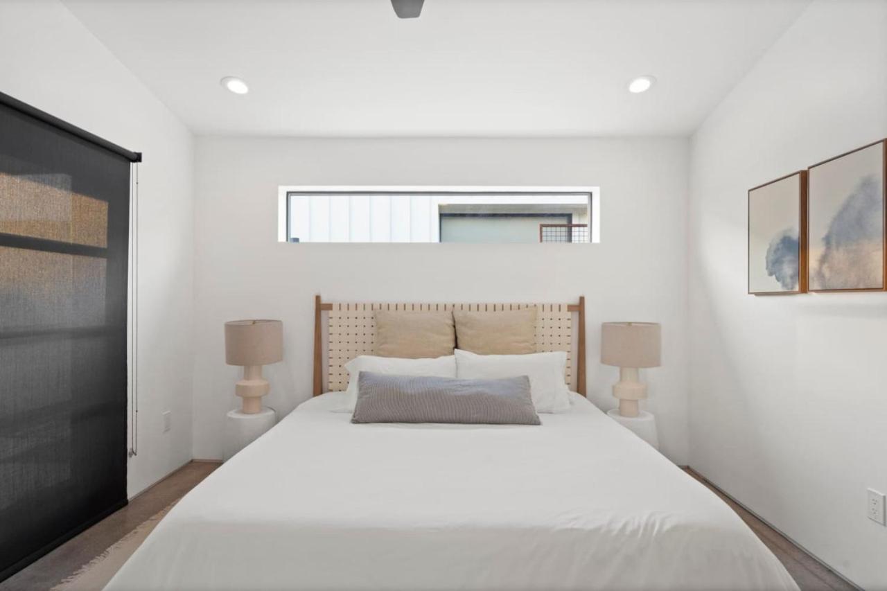 Luxurious Modern Home with King Bed and Heated Pool in Phoenix view 4