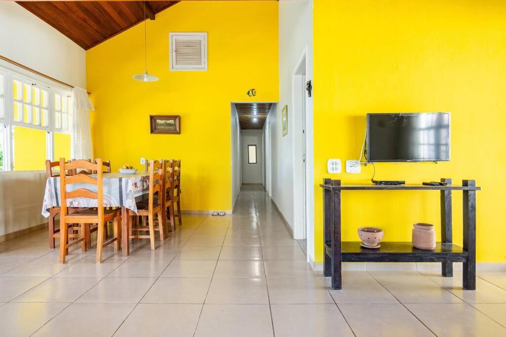 Casa 4 quartos, 2 suítes, piscina e acessibilidade - Frente para a lagoa