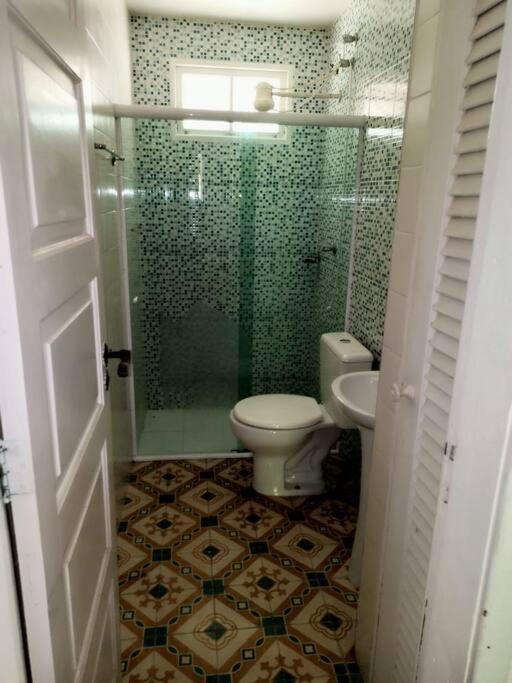 Casa 4 quartos, 2 suítes, piscina e acessibilidade - Frente para a lagoa