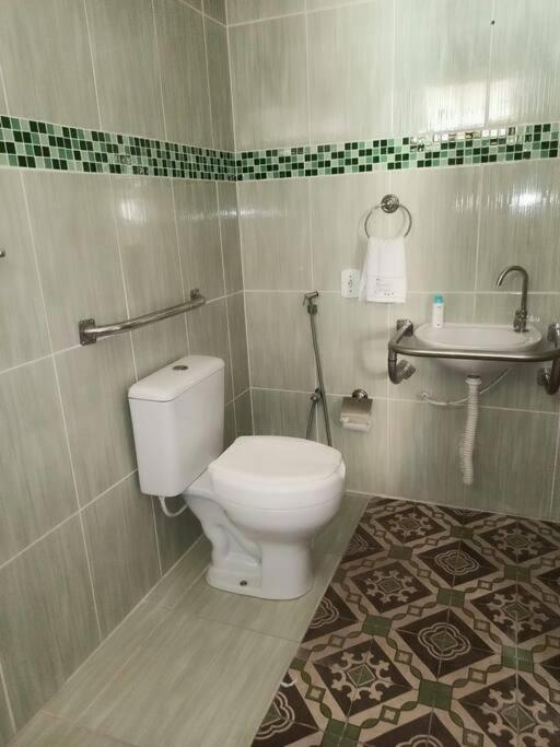 Casa 4 quartos, 2 suítes, piscina e acessibilidade - Frente para a lagoa