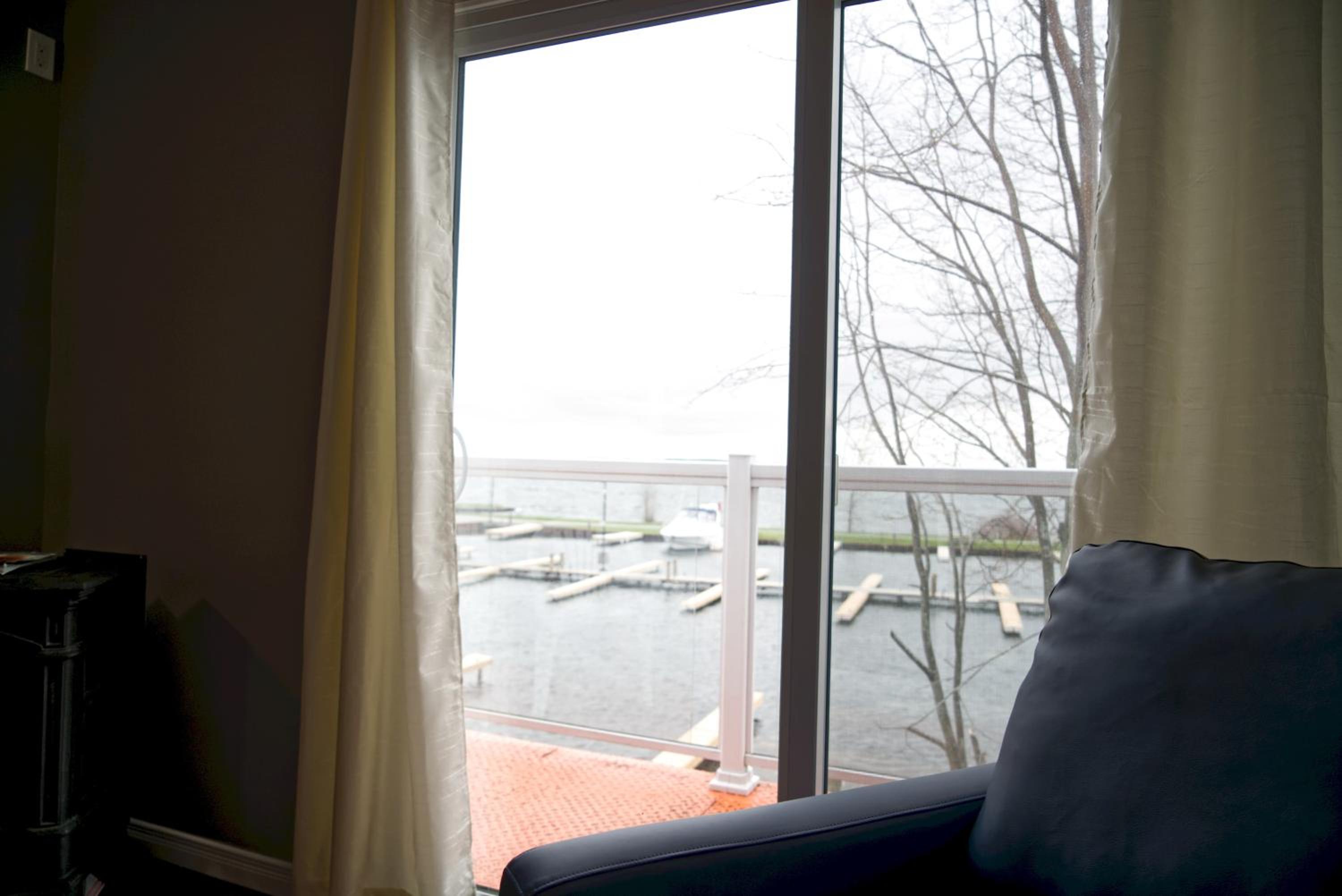2 Bedroom Harbor Front Condo 4L