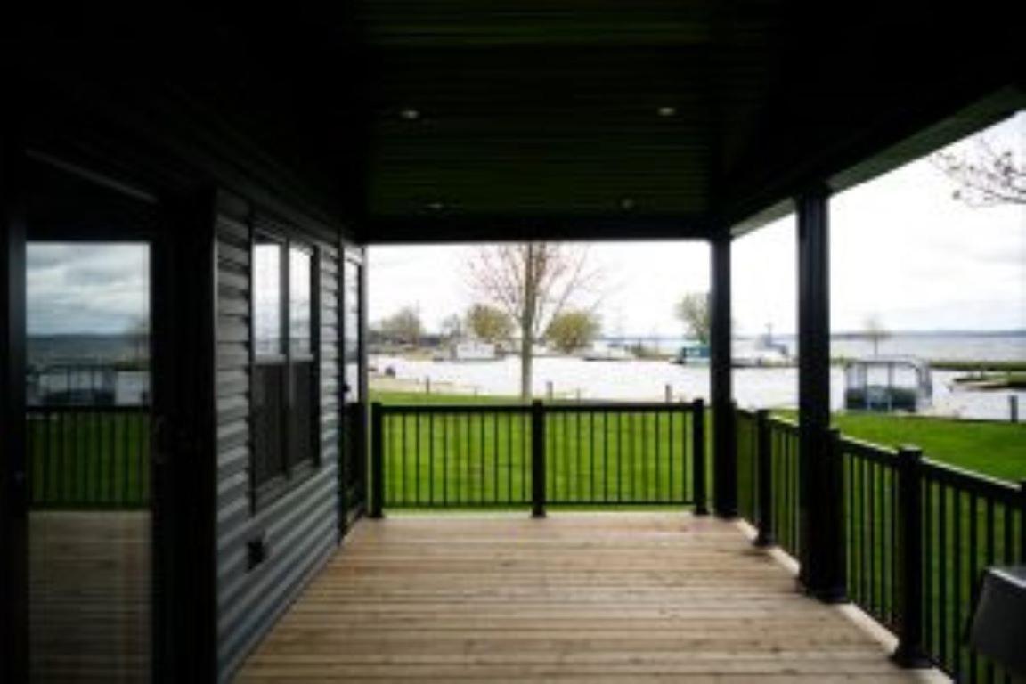 3 Bedroom Waterfront Cottage 12