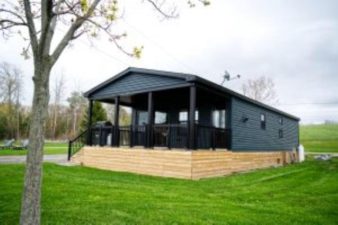 3 Bedroom Waterfront Cottage 12