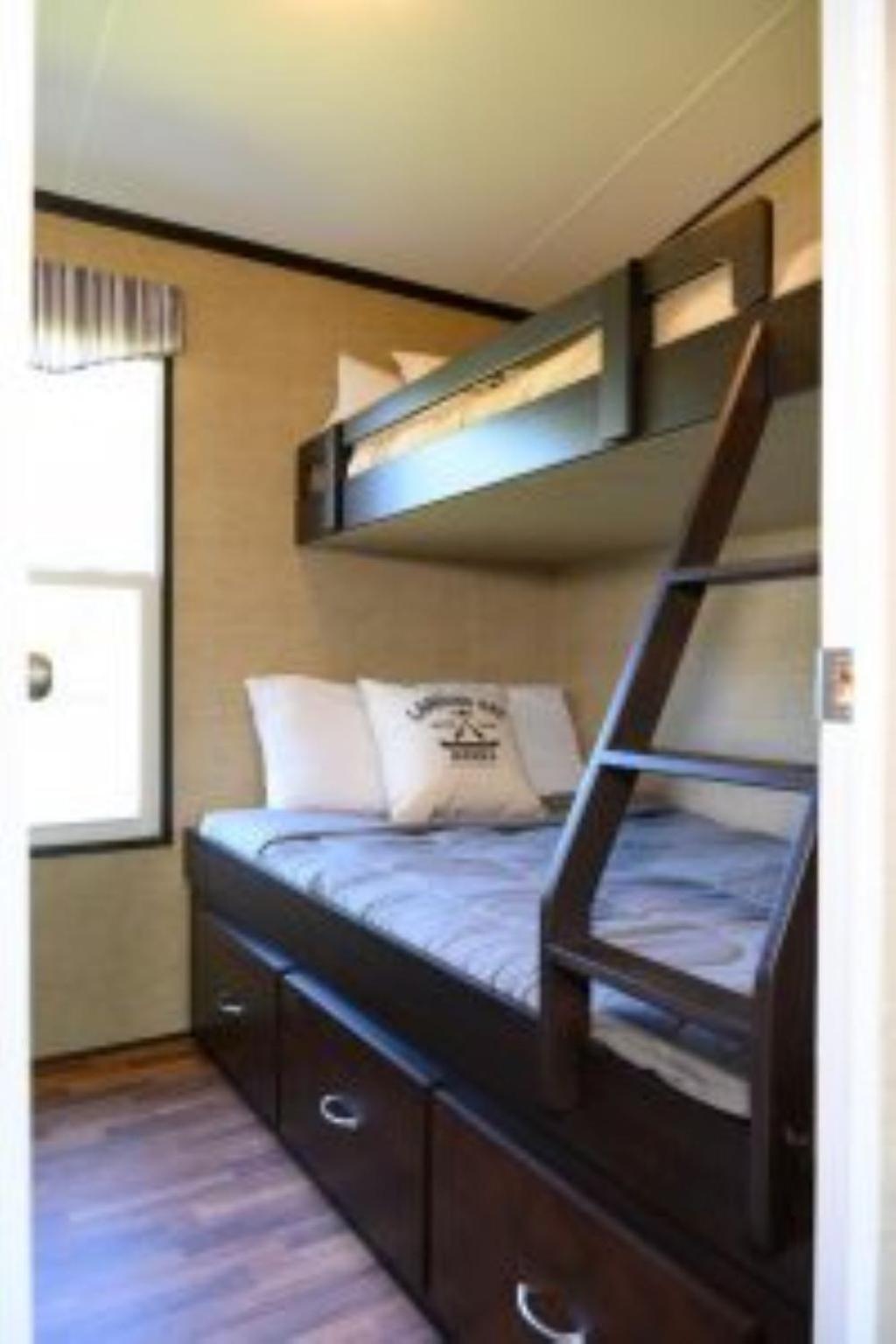 2 Bedroom Cottage Riverside Village 14