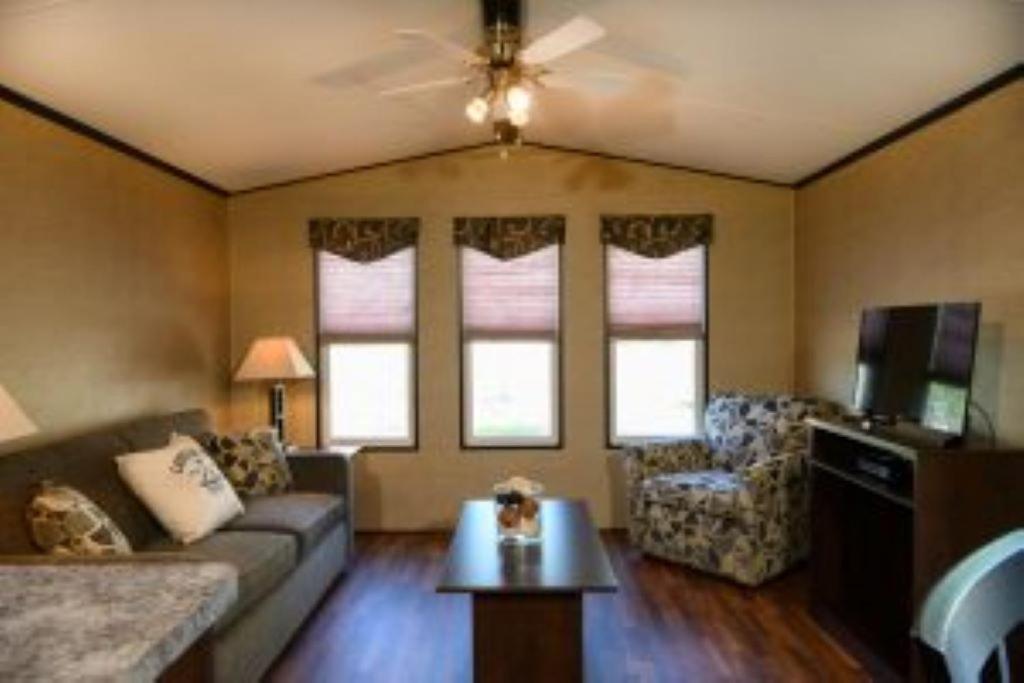 2 Bedroom Cottage Riverside Village 14