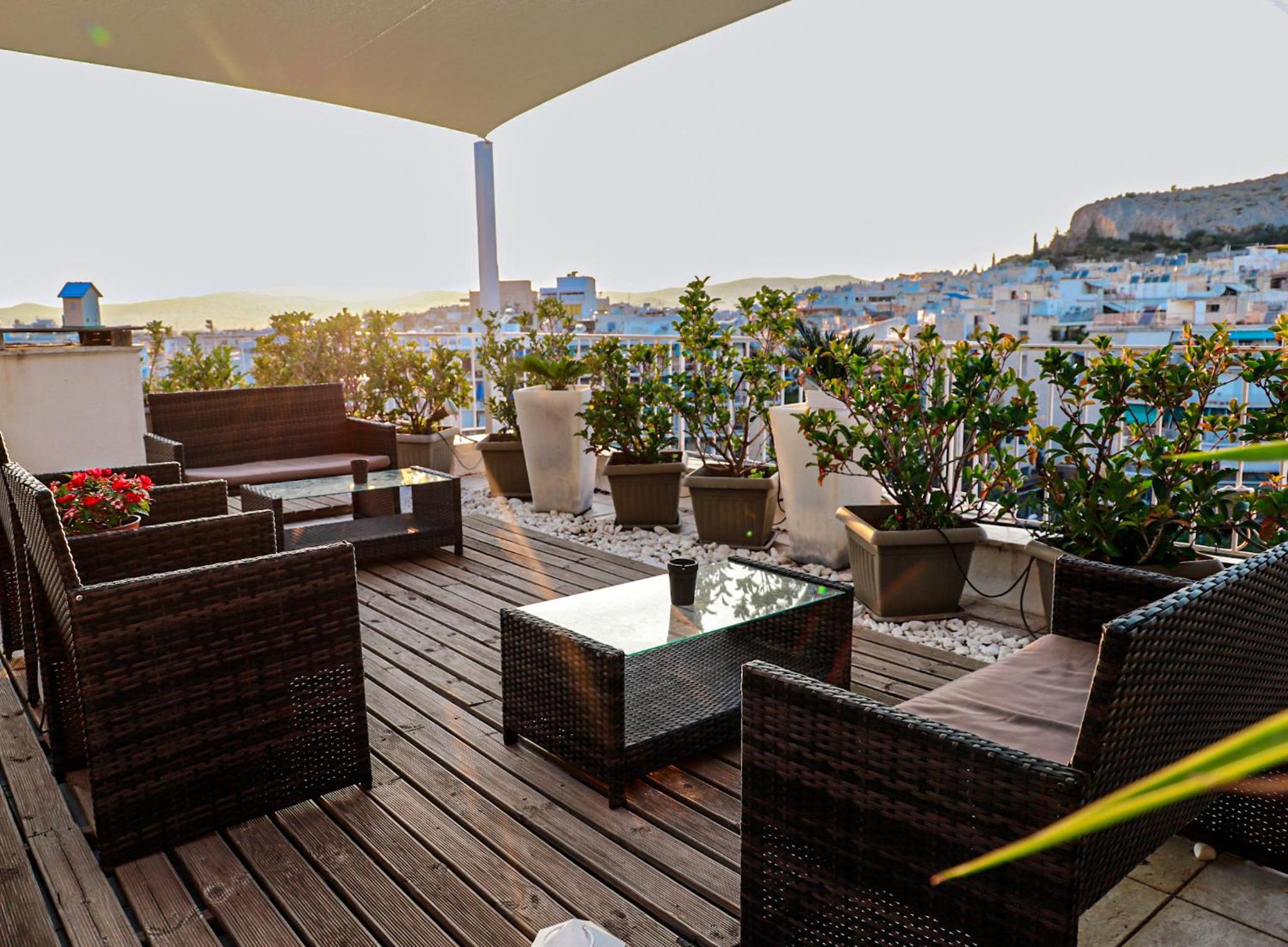 Bachelor Penthouse with Roof Garden access, 15 m walk to Acropolis