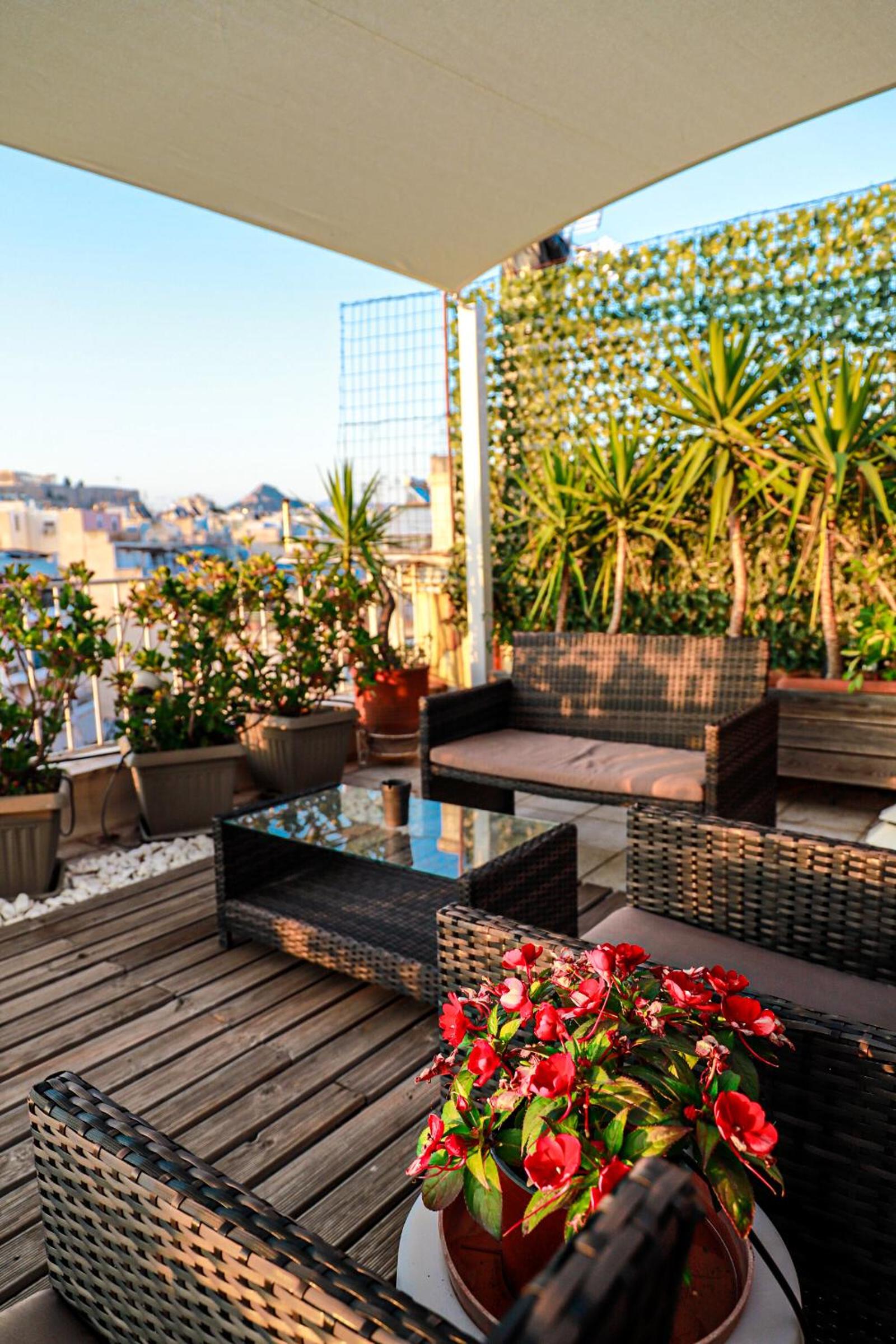 Bachelor Penthouse with Roof Garden access, 15 m walk to Acropolis