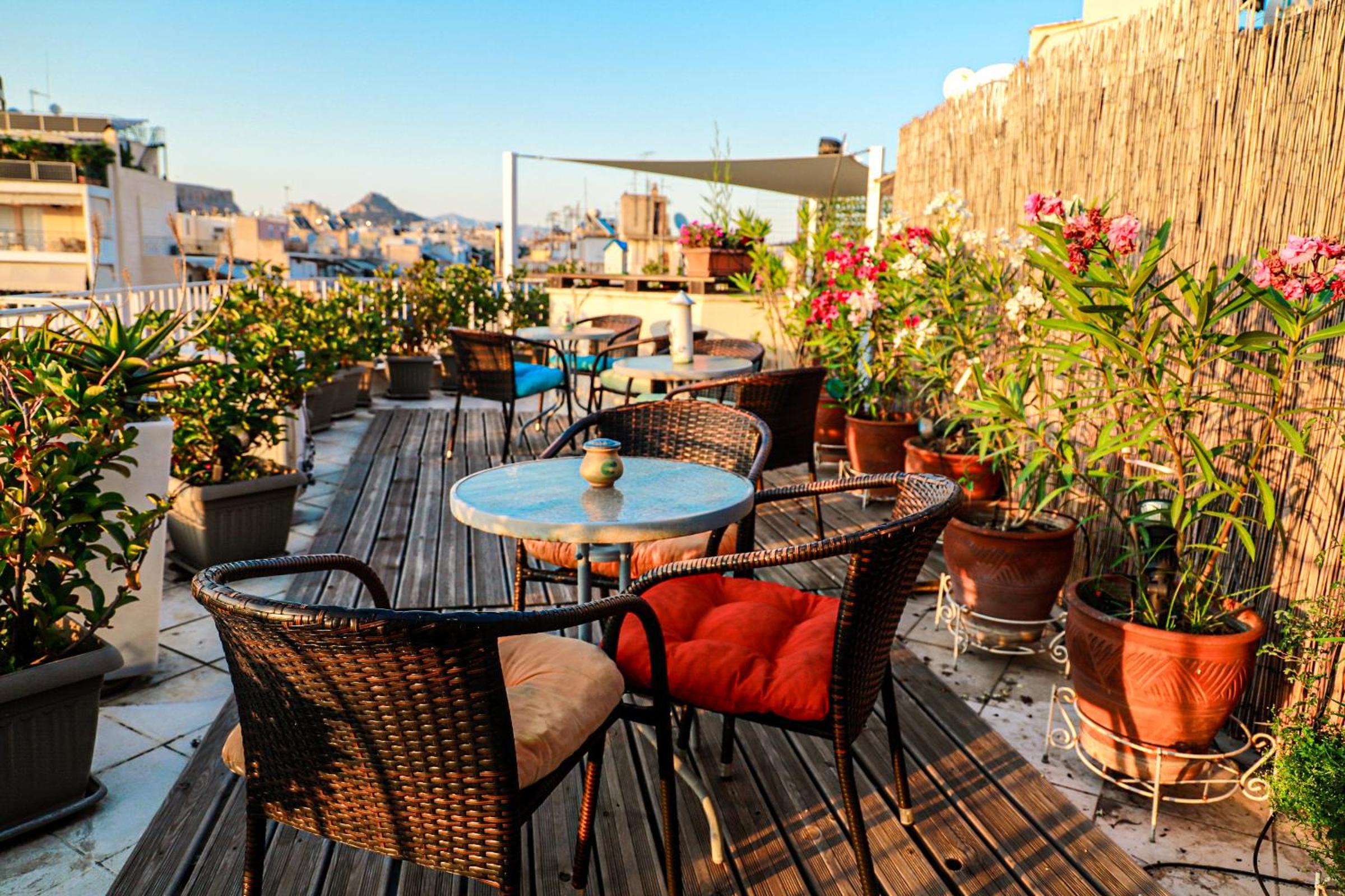 Bachelor Penthouse with Roof Garden access, 15 m walk to Acropolis