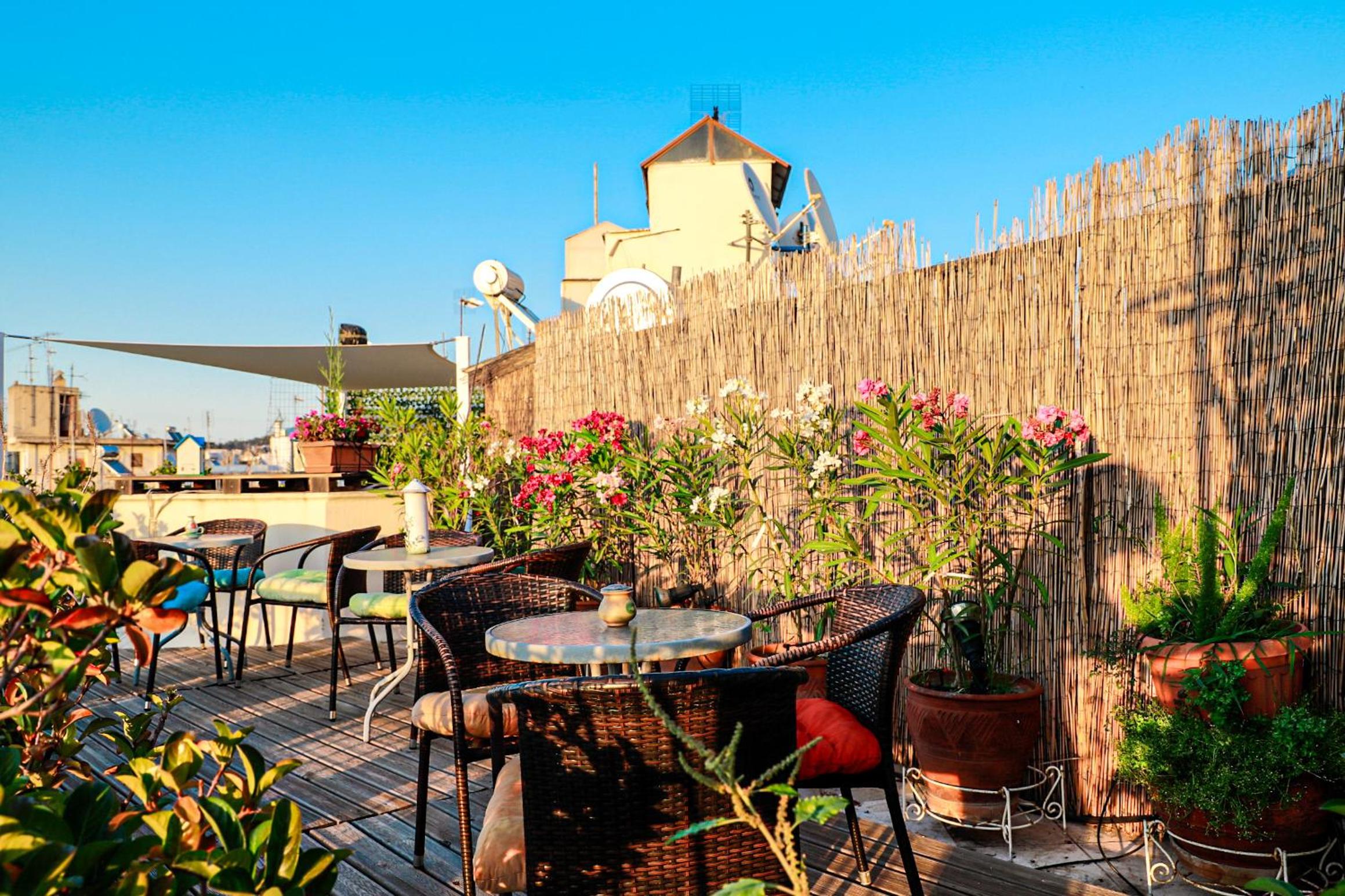 Bachelor Penthouse with Roof Garden access, 15 m walk to Acropolis