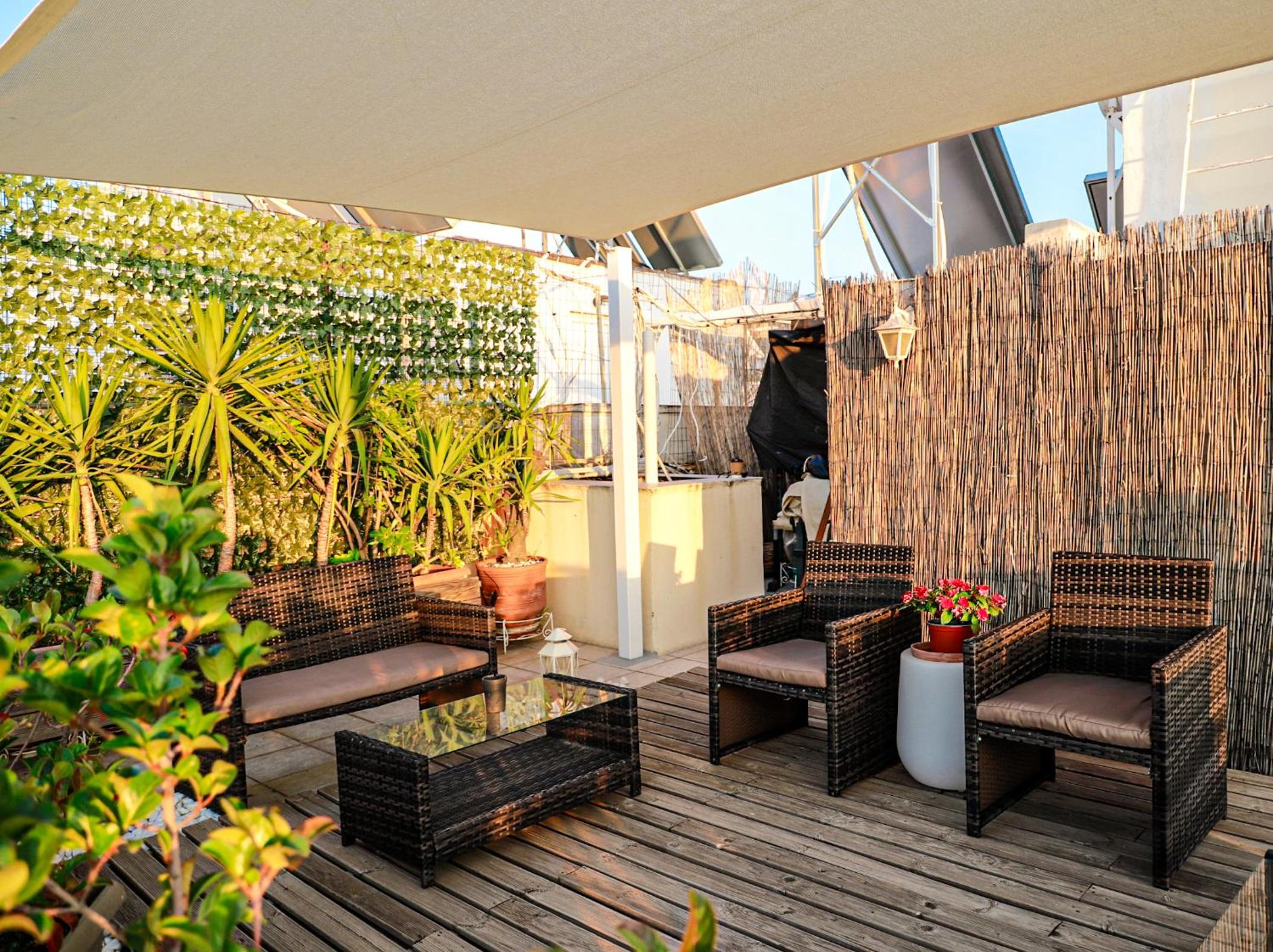 Bachelor Penthouse with Roof Garden access, 15 m walk to Acropolis