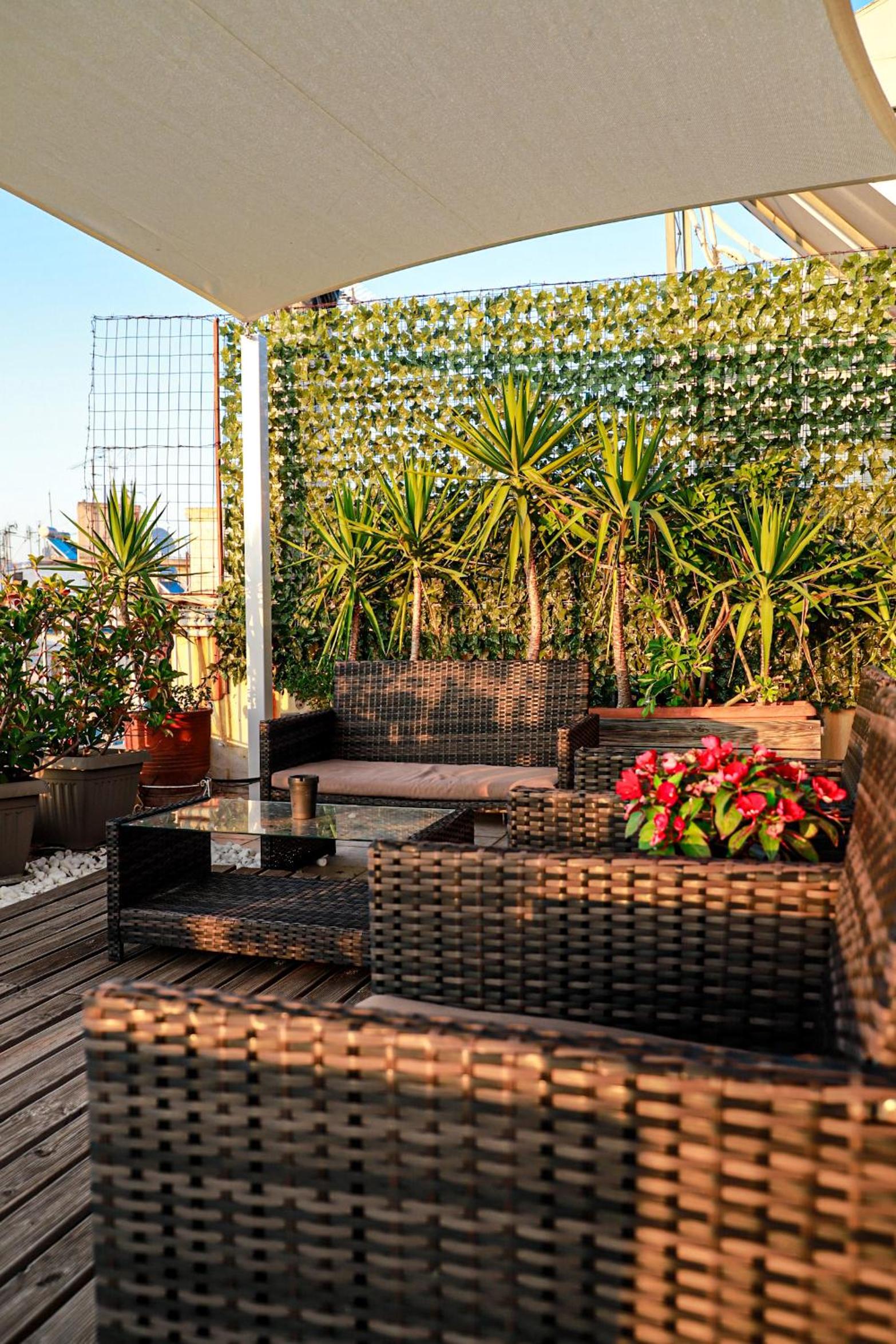Bachelor Penthouse with Roof Garden access, 15 m walk to Acropolis