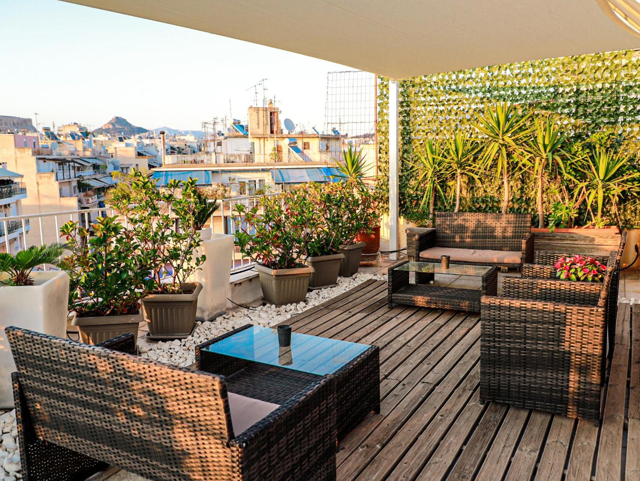 Bachelor Penthouse with Roof Garden access, 15 m walk to Acropolis