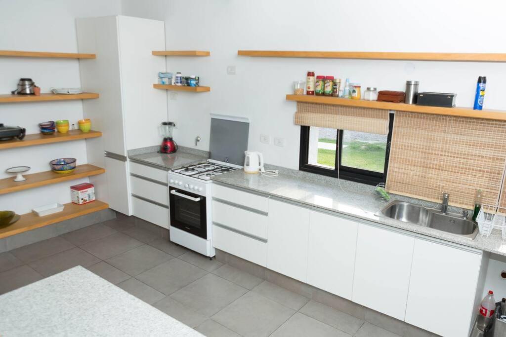 Moderna casa en Chacras de Coria con pileta
