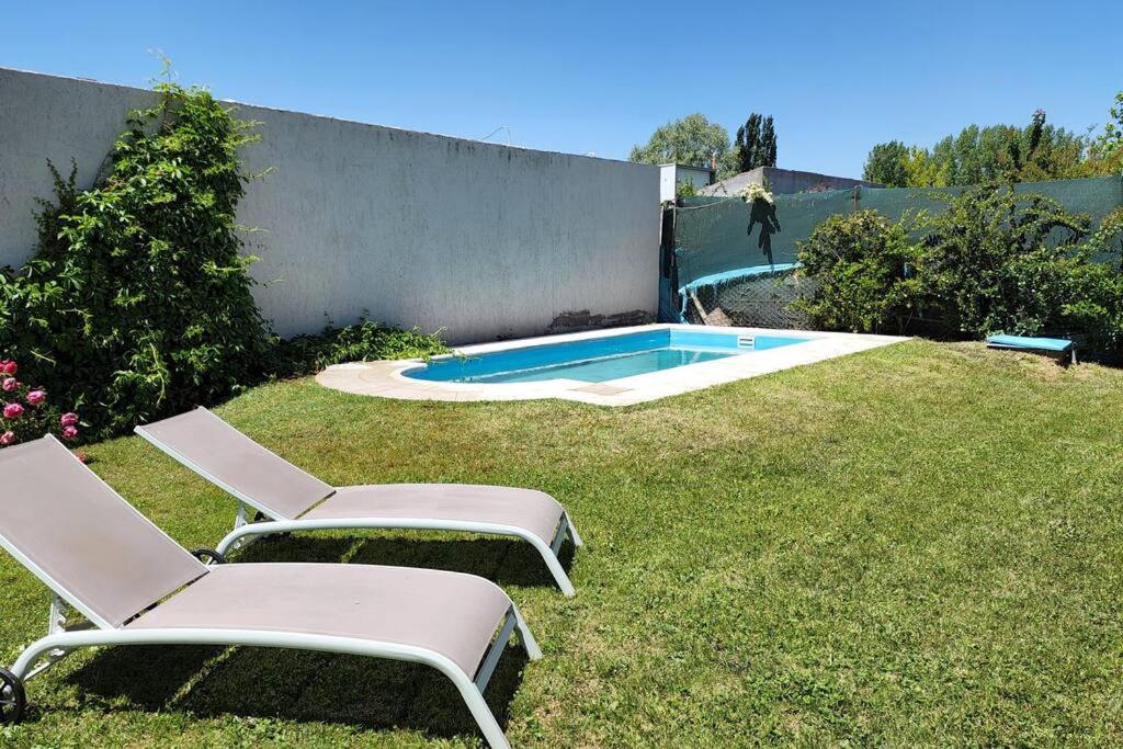 Moderna casa en Chacras de Coria con pileta