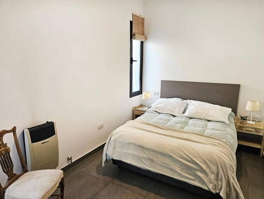 Moderna casa en Chacras de Coria con pileta