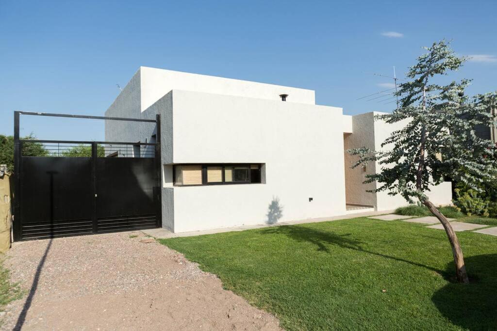 Moderna casa en Chacras de Coria con pileta