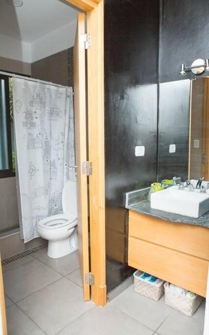 Moderna casa en Chacras de Coria con pileta