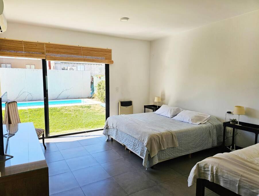 Moderna casa en Chacras de Coria con pileta