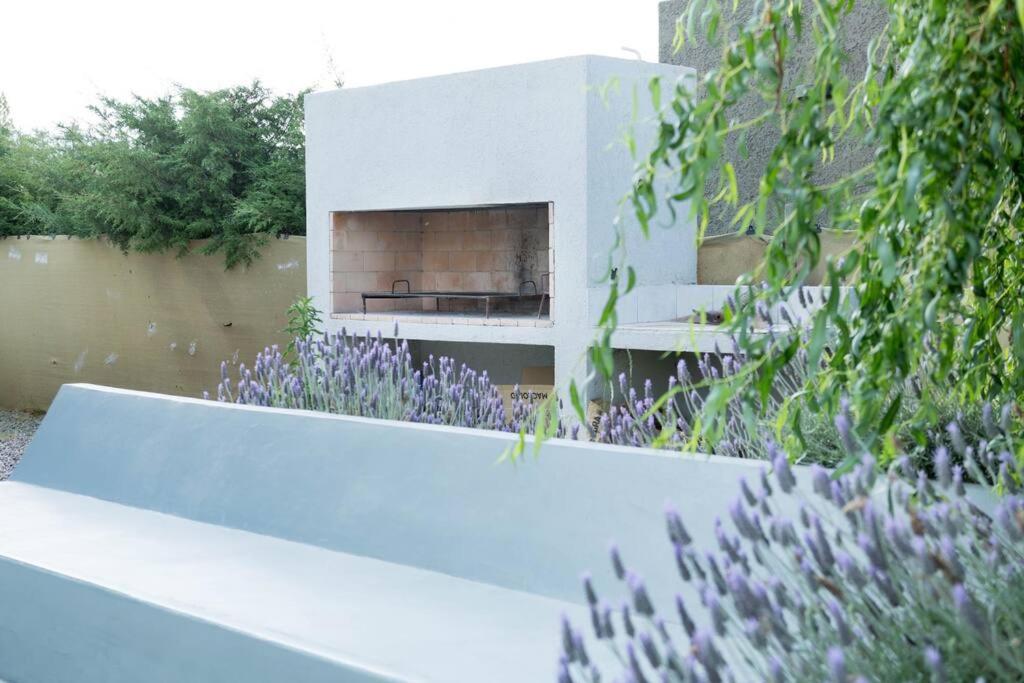 Moderna casa en Chacras de Coria con pileta