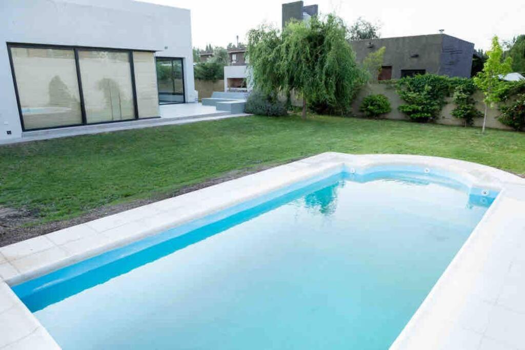 Moderna casa en Chacras de Coria con pileta