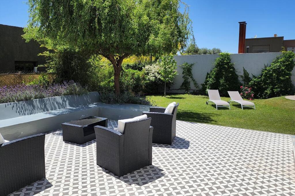 Moderna casa en Chacras de Coria con pileta