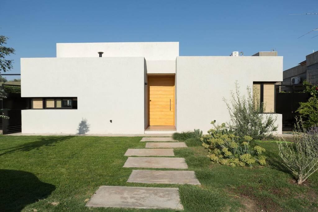 Moderna casa en Chacras de Coria con pileta