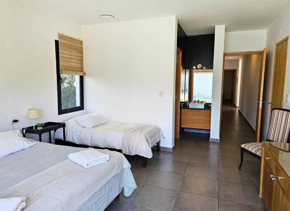 Moderna casa en Chacras de Coria con pileta