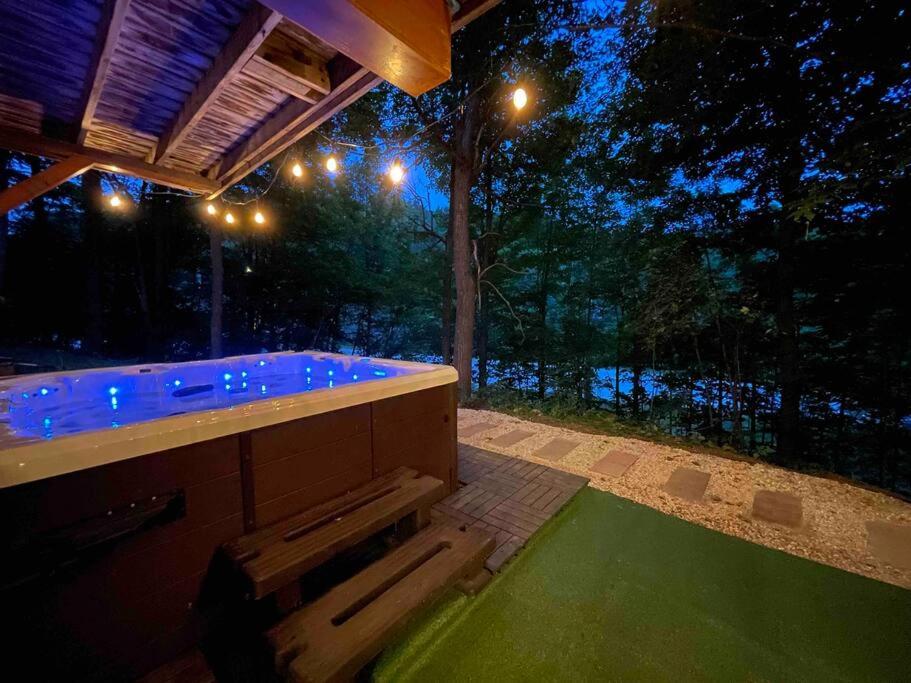 Chalet Mont Cascades w/ Spa & Fibre Optic Internet