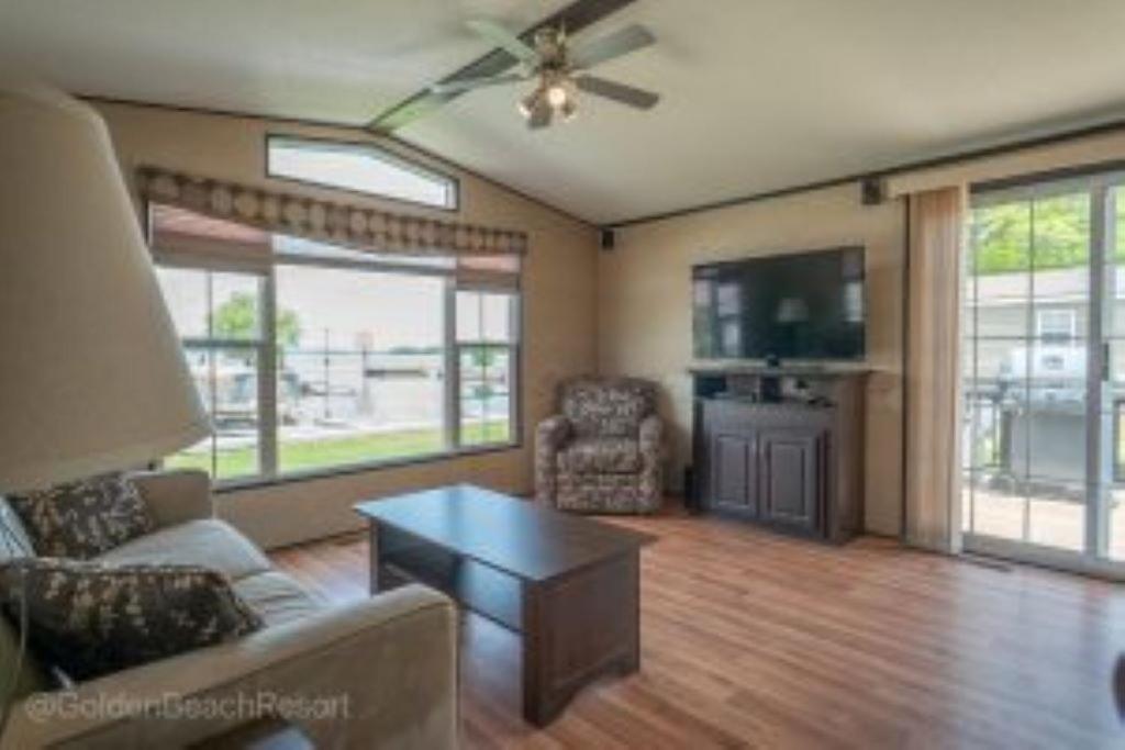 2 Bedroom Harbor Front Cottage 2