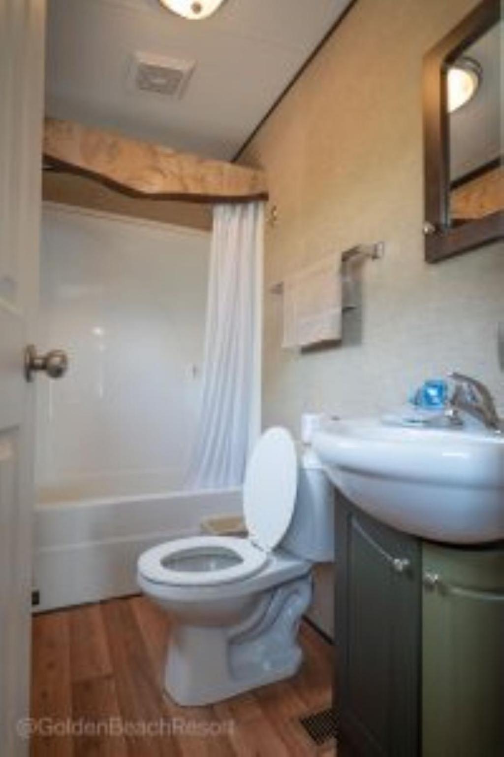 2 Bedroom Harbor Front Cottage 2