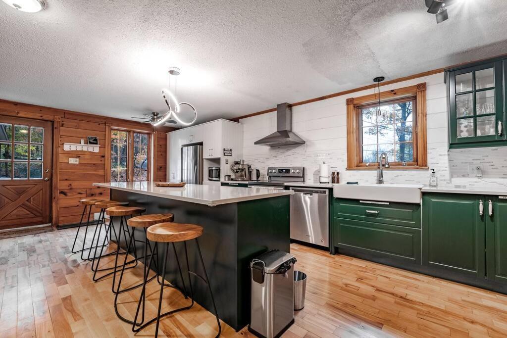 Chalet Mont Cascades w/ Spa & Fibre Optic Internet