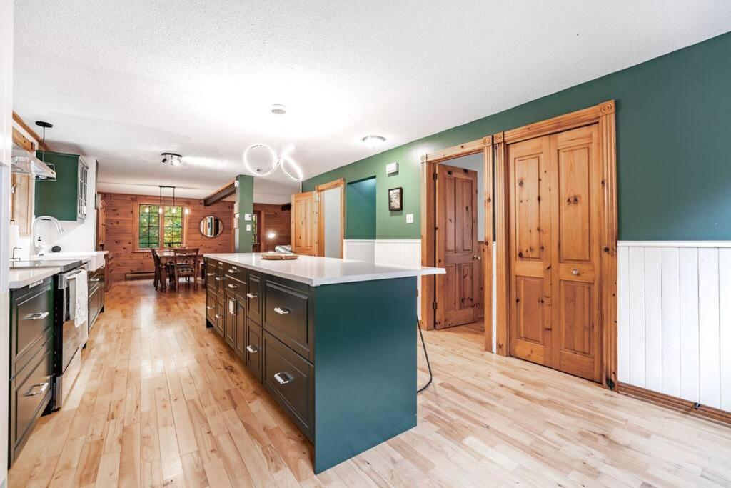 Chalet Mont Cascades w/ Spa & Fibre Optic Internet