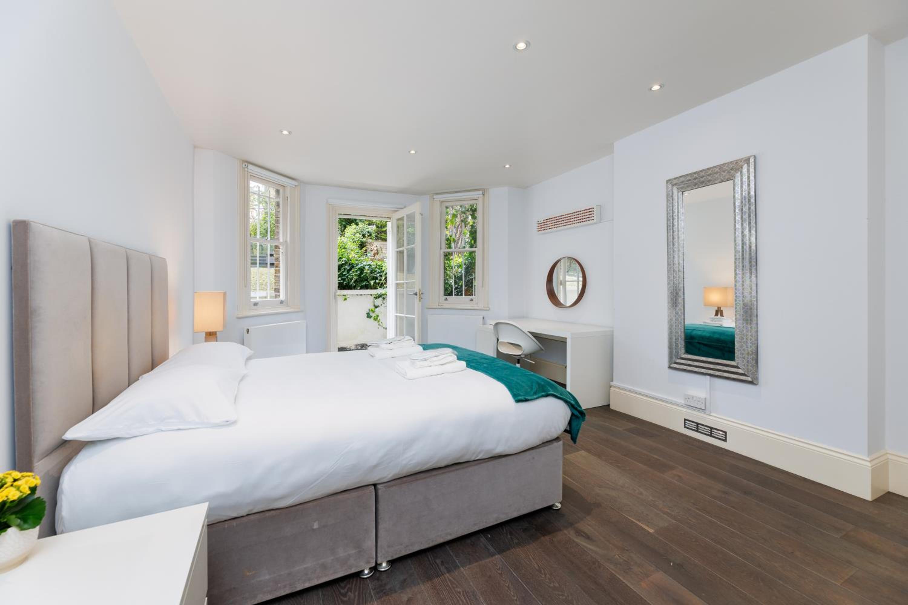 Spacious 2-Bed Flat / 10 mins from the Centre