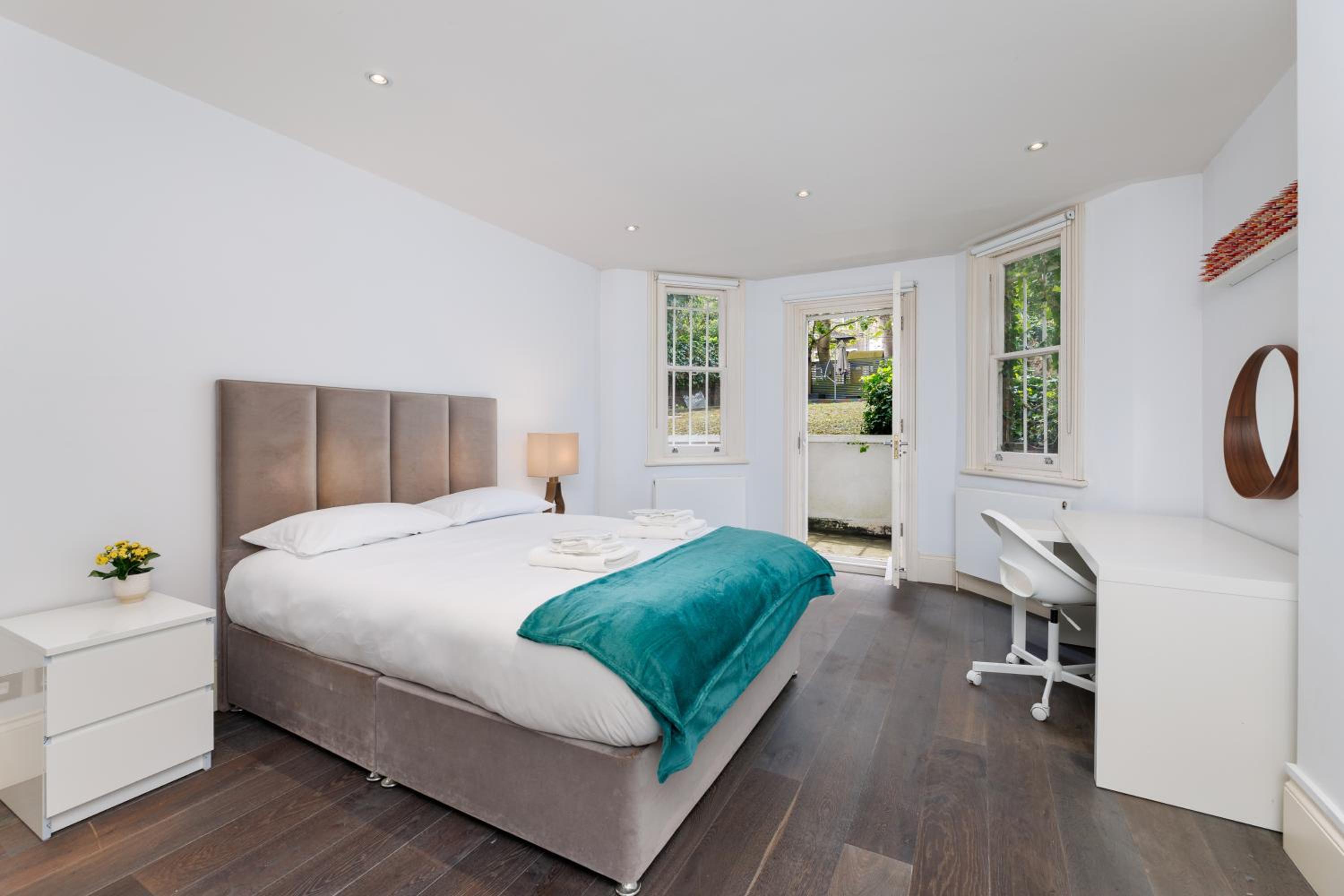 Spacious 2-Bed Flat / 10 mins from the Centre