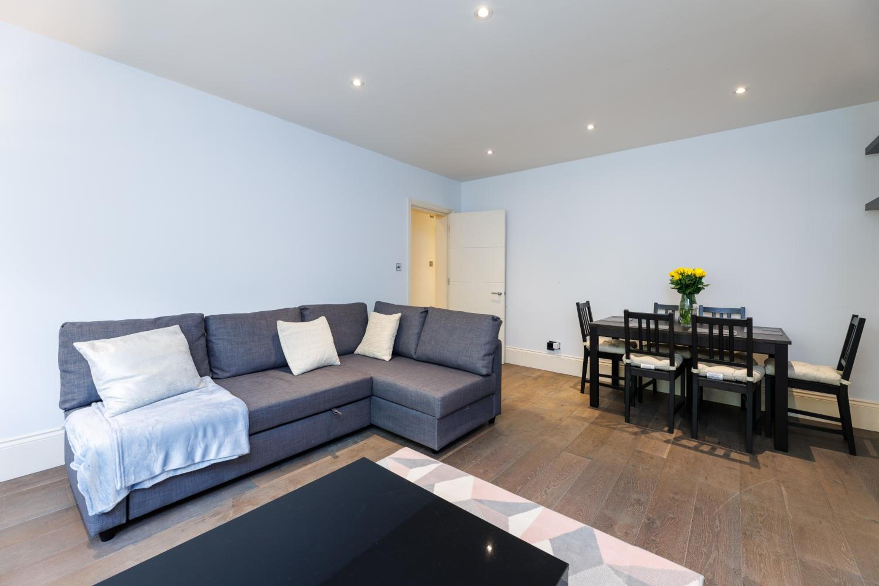 Spacious 2-Bed Flat / 10 mins from the Centre