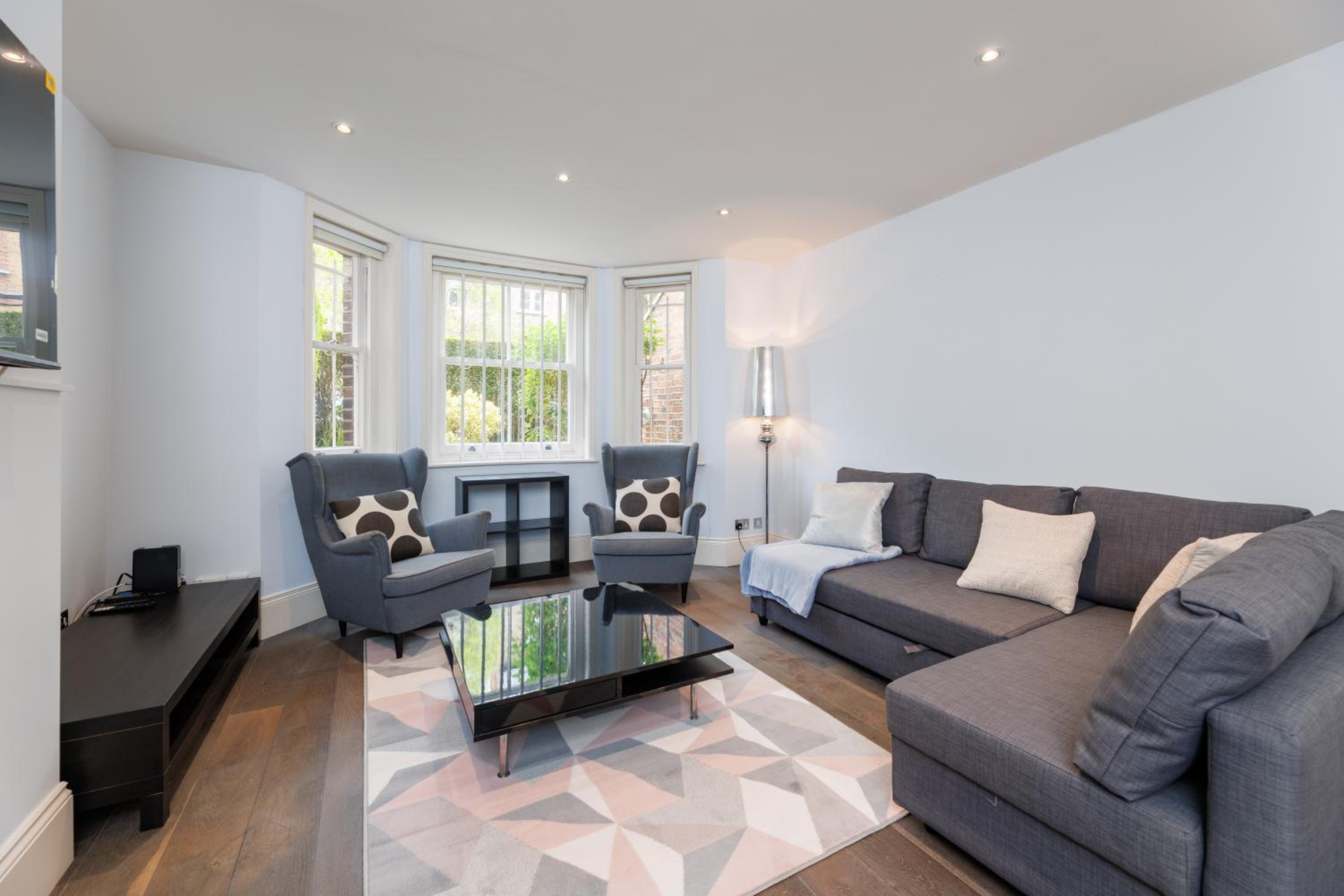Spacious 2-Bed Flat / 10 mins from the Centre