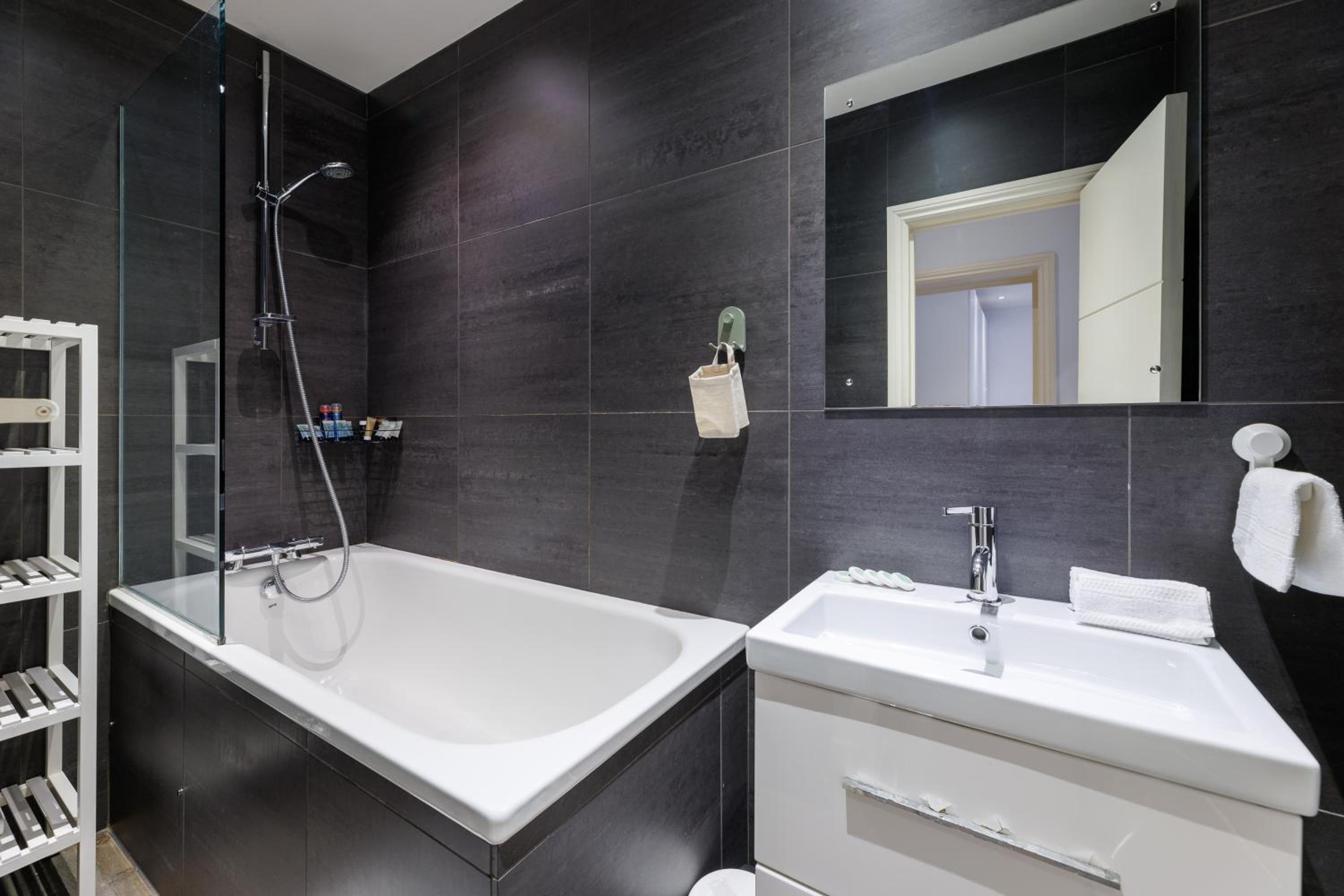 Spacious 2-Bed Flat / 10 mins from the Centre