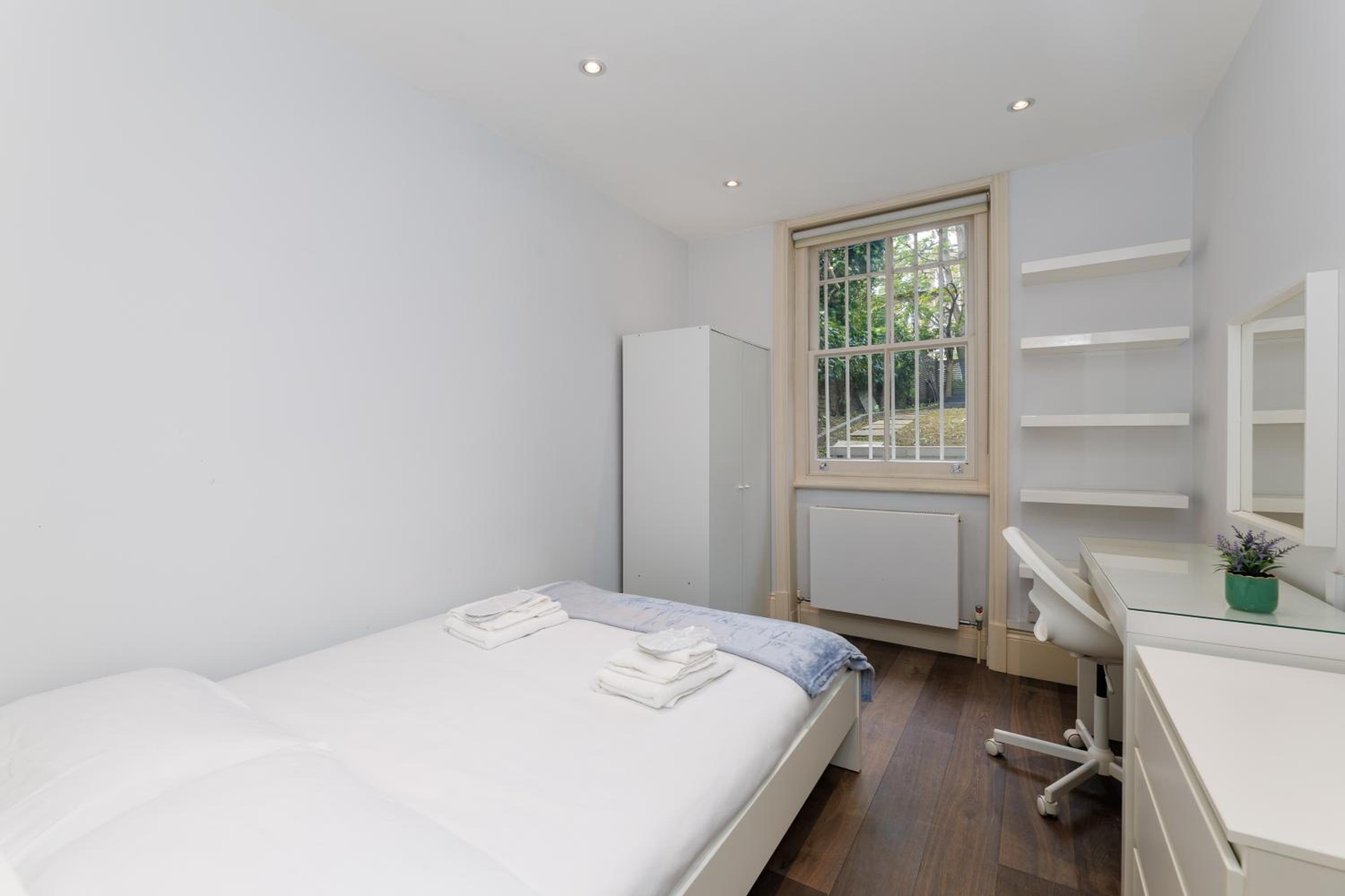 Spacious 2-Bed Flat / 10 mins from the Centre