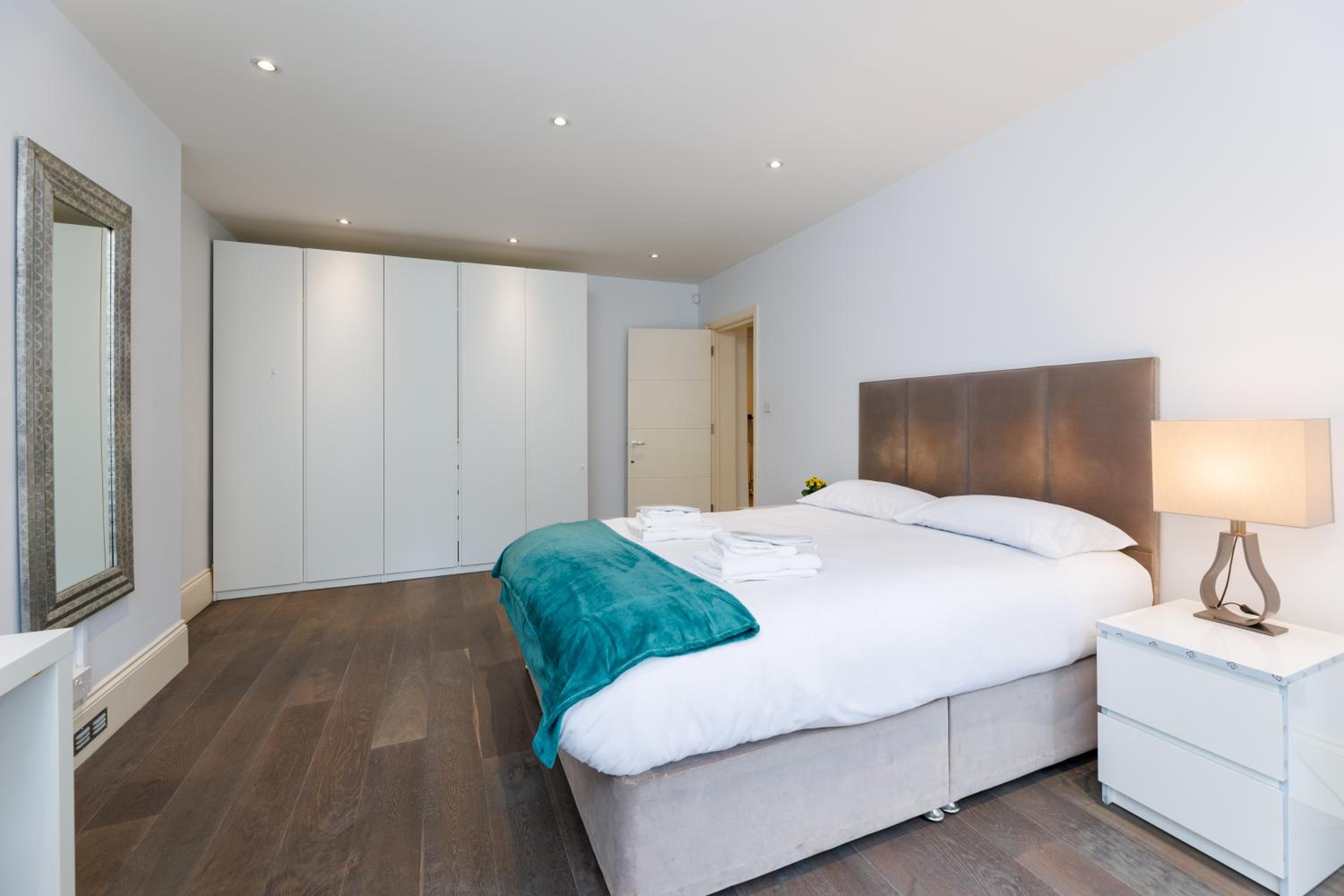 Spacious 2-Bed Flat / 10 mins from the Centre