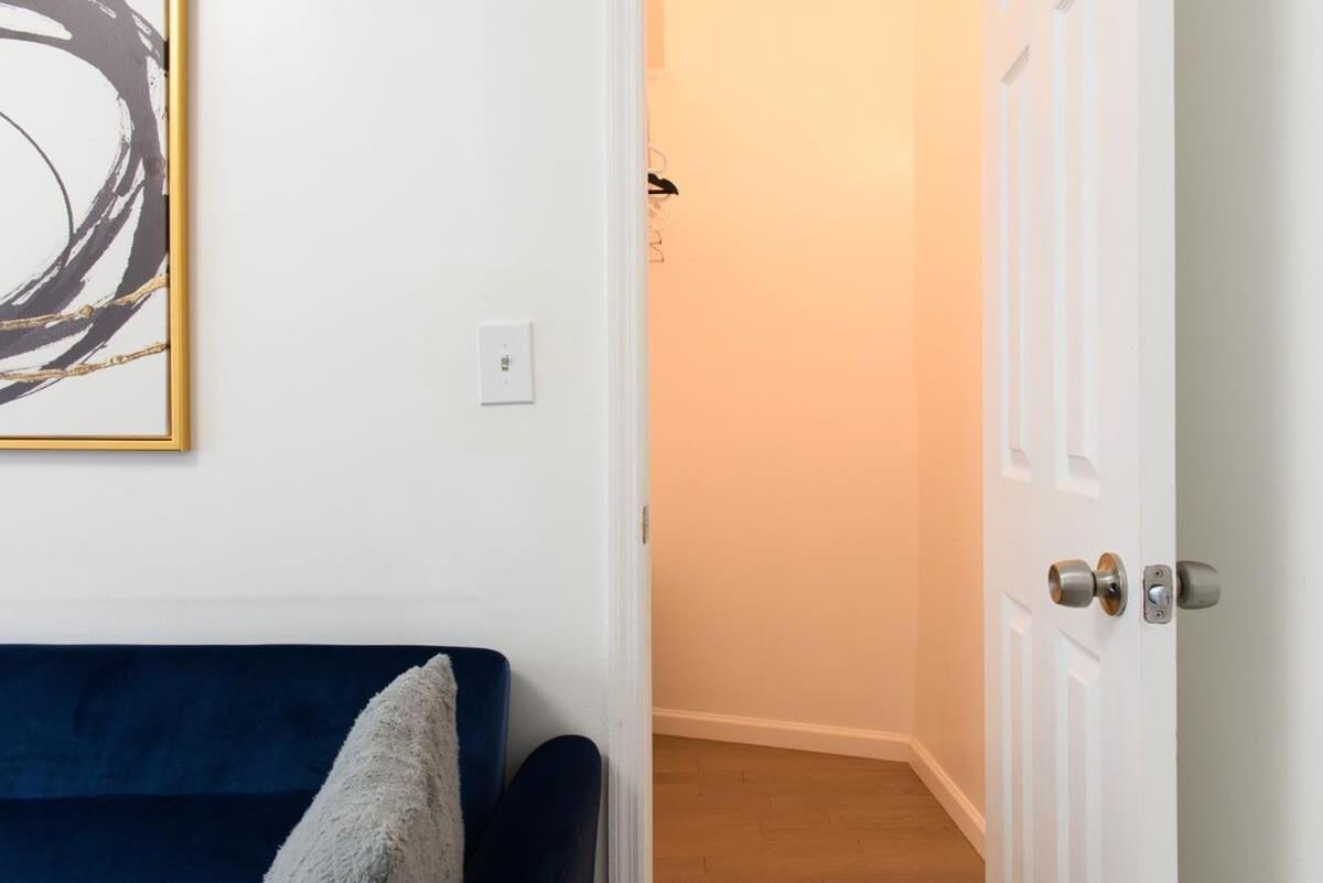 428-2E Newly furnished 2BR Prime Midtown sleeps 5