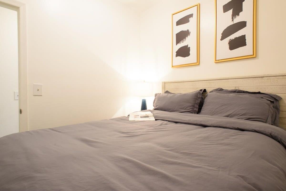 428-2E Newly furnished 2BR Prime Midtown sleeps 5