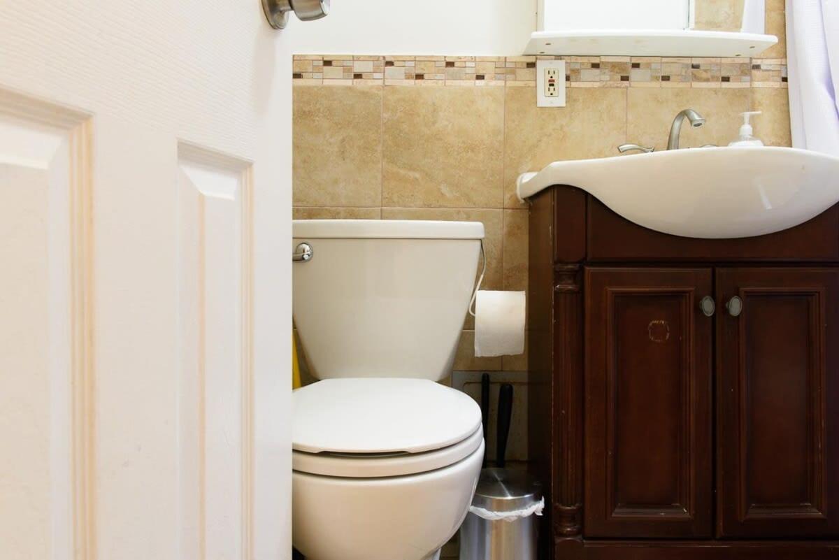 428-2E Newly furnished 2BR Prime Midtown sleeps 5