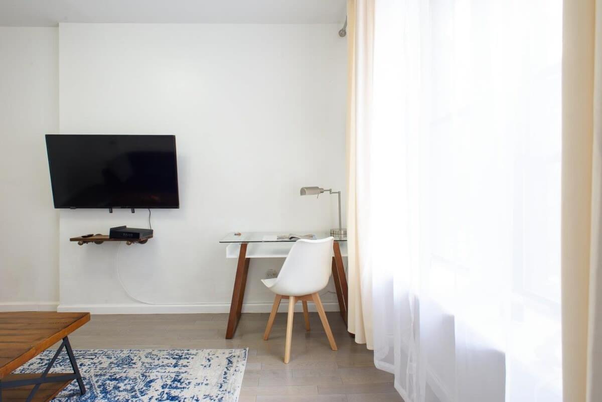 428-2E Newly furnished 2BR Prime Midtown sleeps 5