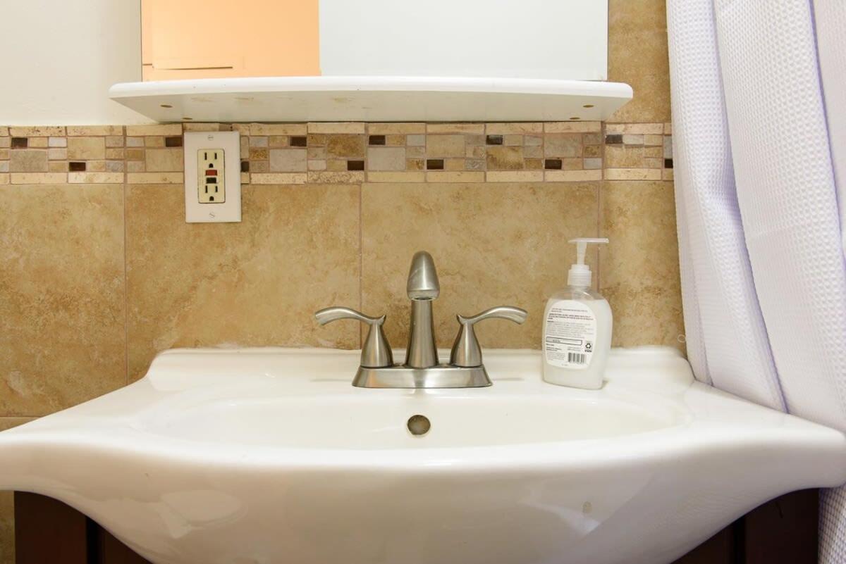 428-2E Newly furnished 2BR Prime Midtown sleeps 5