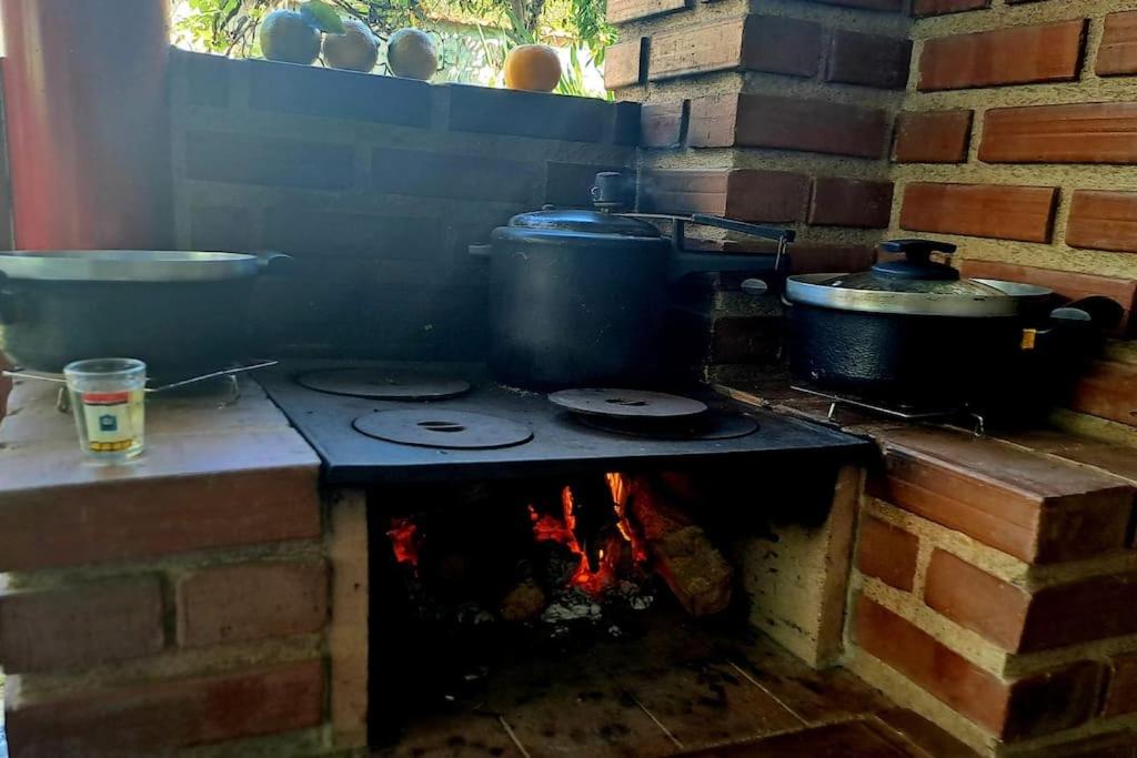 Perto de tudo em Lumiar com churrasqueira, fogão a lenha e estacionamento