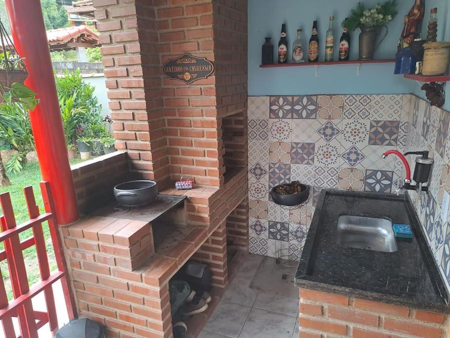 Perto de tudo em Lumiar com churrasqueira, fogão a lenha e estacionamento