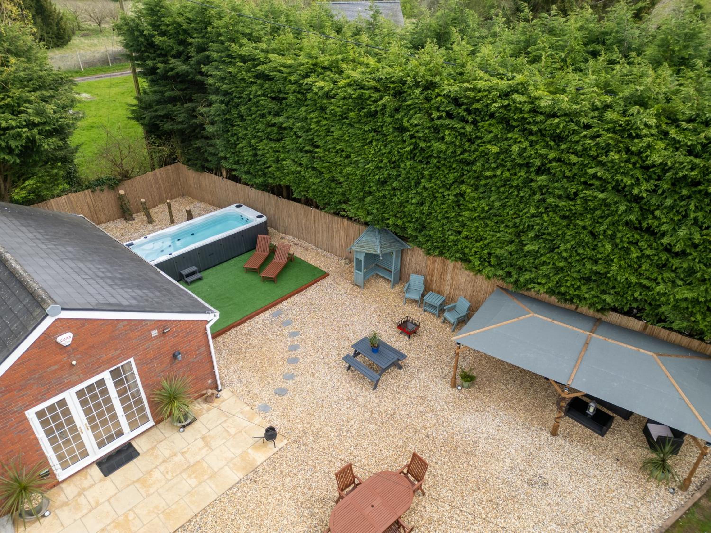Stratford-upon-Avon 4BR Family Mansion on 1 acre with Pool, Gym & BBQ! view 3